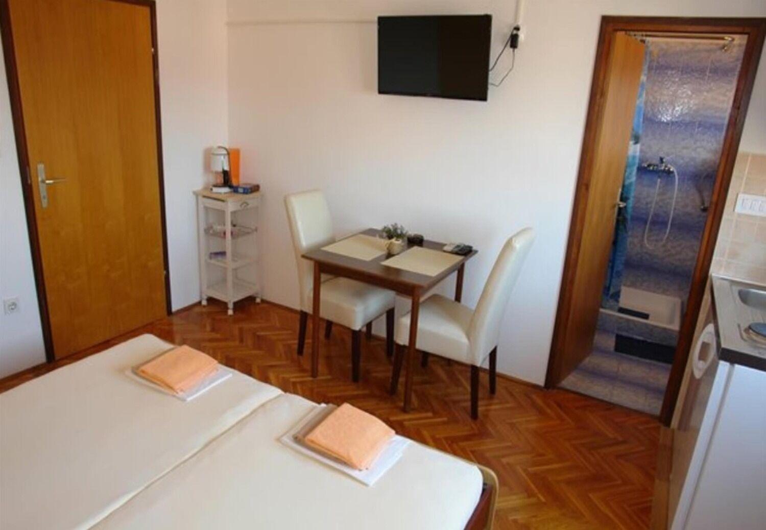 Apartments And Rooms Ognjen - Family Apartments With Free Parking Бетина Екстериор снимка