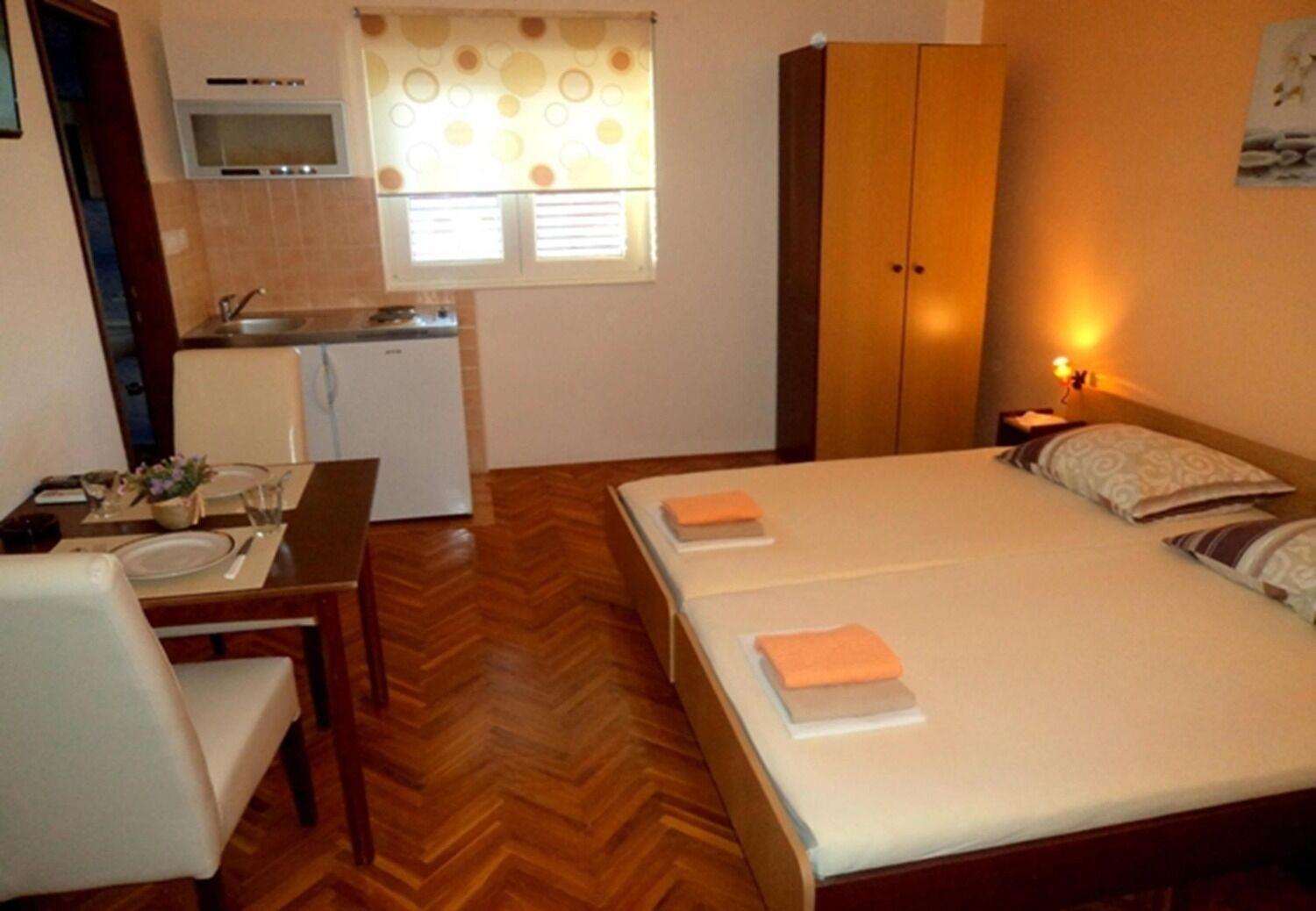 Apartments And Rooms Ognjen - Family Apartments With Free Parking Бетина Екстериор снимка