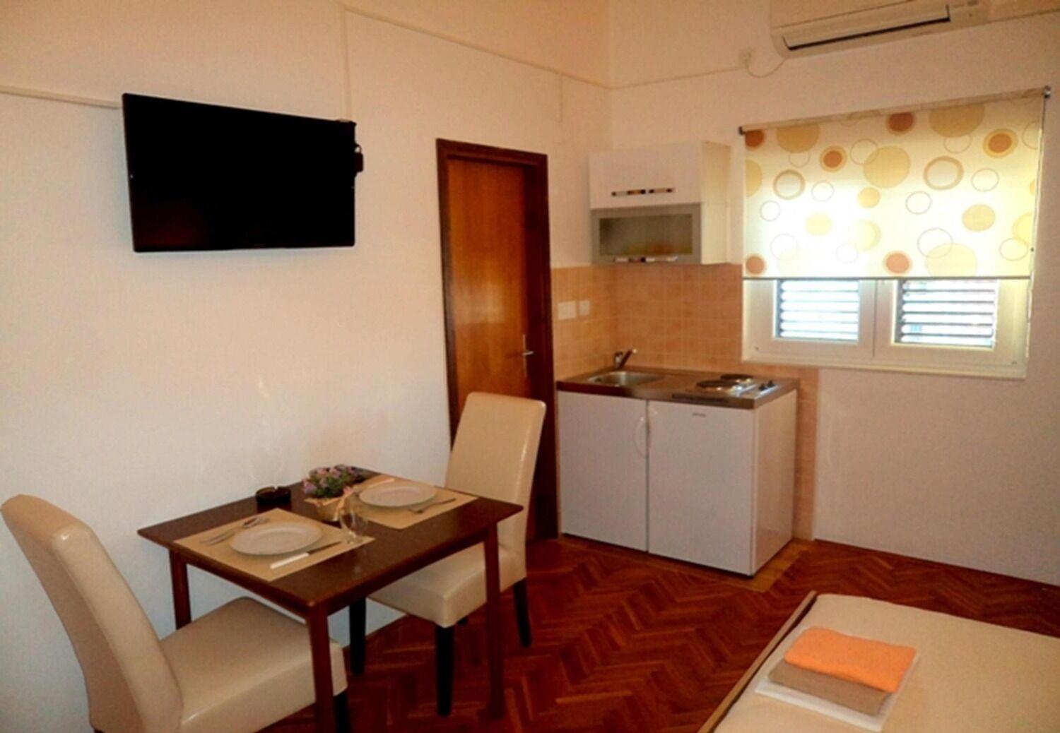 Apartments And Rooms Ognjen - Family Apartments With Free Parking Бетина Екстериор снимка