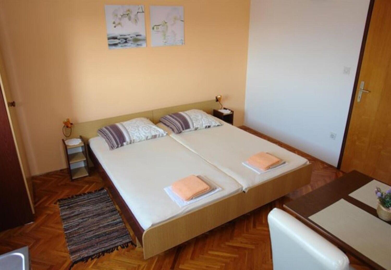 Apartments And Rooms Ognjen - Family Apartments With Free Parking Бетина Екстериор снимка