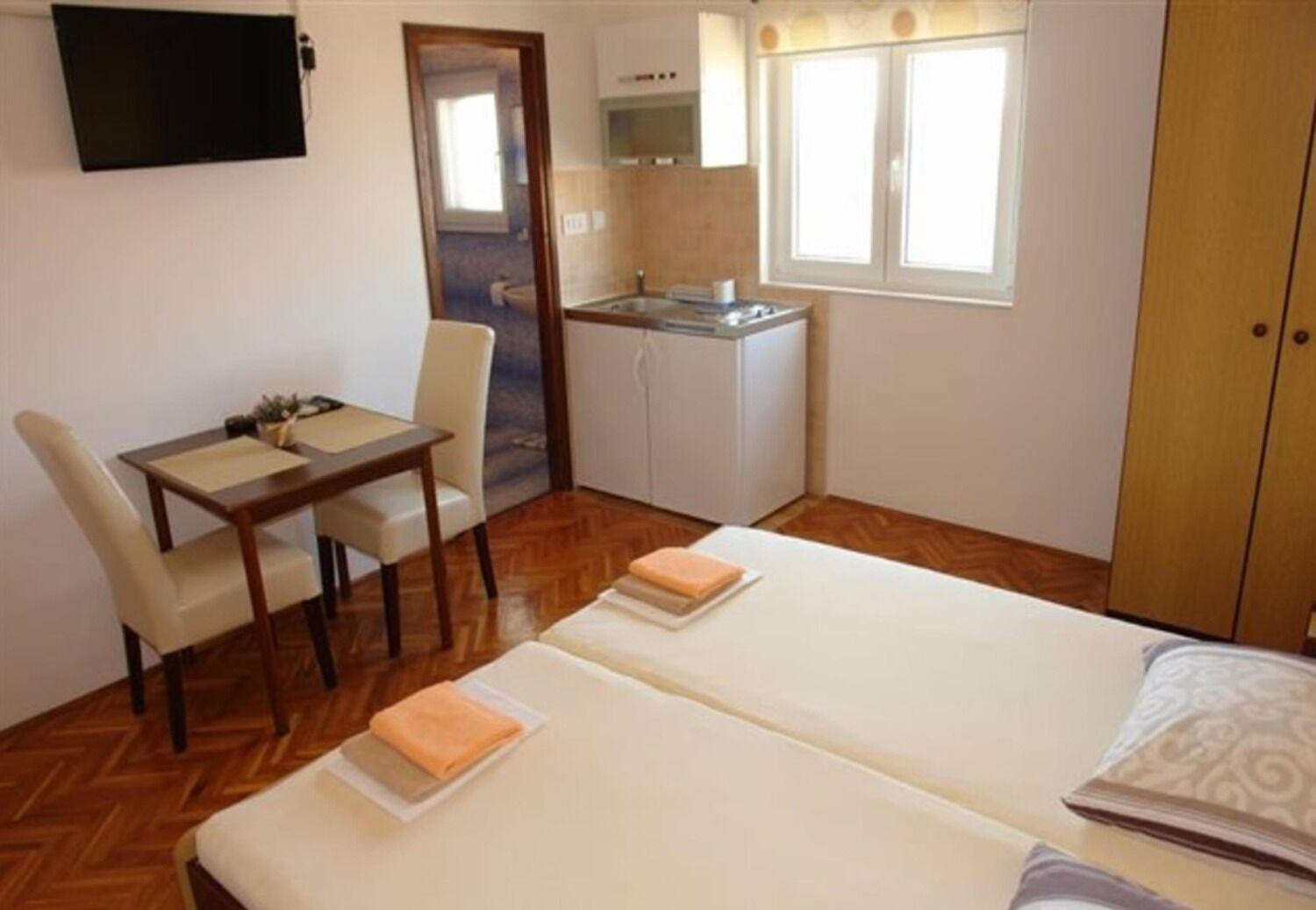 Apartments And Rooms Ognjen - Family Apartments With Free Parking Бетина Екстериор снимка