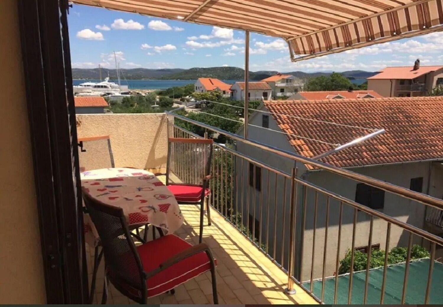 Apartments And Rooms Ognjen - Family Apartments With Free Parking Бетина Екстериор снимка